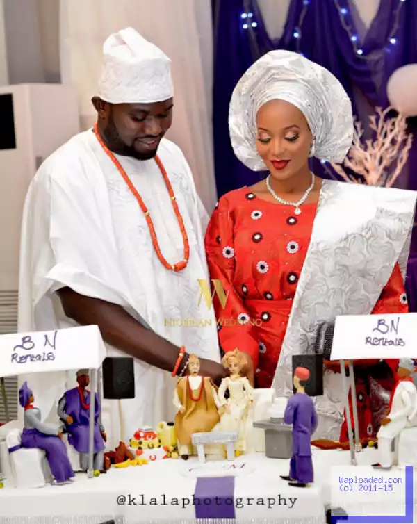 Checkout This Amazing Wedding Cake: A Depiction Of Traditional Marriage